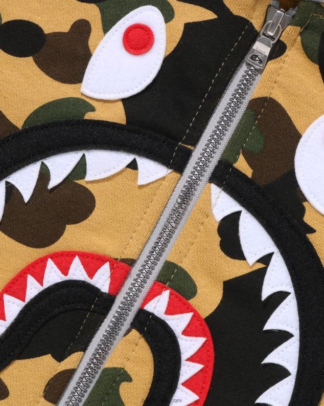 жута клинци A Bathing Ape 1. цамо капуљача са патцх патентним затварачем J42801500