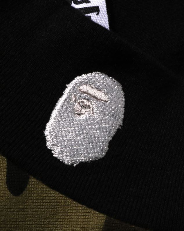 Војничко зелена мушкарци A Bathing Ape 1. мајица опуштеног кроја са маскирном маском на врату J4280140